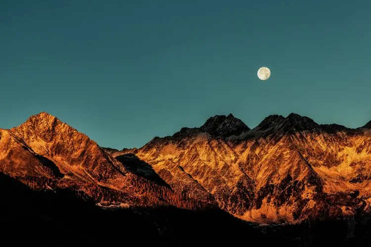 Misty mountain landscape representing new research into schizophrenia and mental health